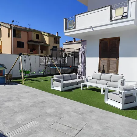Bright Garden With Pool Near Poeto